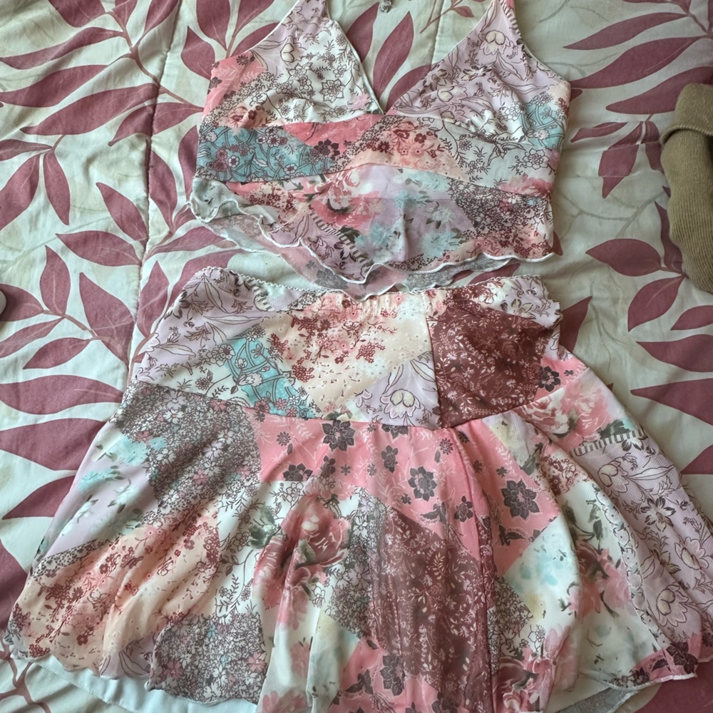 Brand new set. Perfect for summer or Coachella vibes